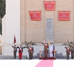 Los Reyes durante los honores militares