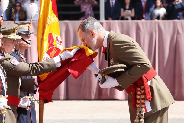 Su Majestad el Rey besa la Enseña Nacional en señal de juramento