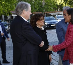 Su Majestad la Reina recibe el saludo de la la presidenta del Consejo de Estado, Carmen Calvo