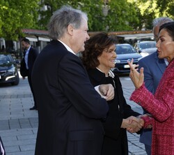 Su Majestad la Reina recibe el saludo del presidente de la Fundación Princesa de Girona (FPdGI), Francisco Belil 