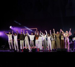 Saludo de los artistas del concierto “EmociónArte” a la conclusión del mismo