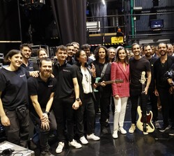 Doña Letizia junto al equipo técnico que hizo posible el concierto
