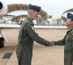 Su Majestad el Rey recibe el saludo a su llegada del Jefe de Estado Mayor del Ejército del Aire y del Espacio, Javier Salto Martínez-Avial