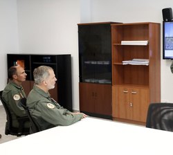Su Majestad el Rey durante su visita a las instalaciones del sistema de simulación E-27 Pilatus