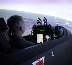 Su Majestad el Rey durante su vuelo en el simulador E-27 Pilatus