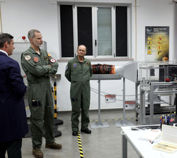 Su Majestad el Rey durante su visita al aula túnel del viento del Centro Universitario de la Defensa