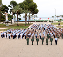 Fotografia de grupo de Su Majestad el Rey con la unidad en la Plaza de Armas de la Academia General del Aire