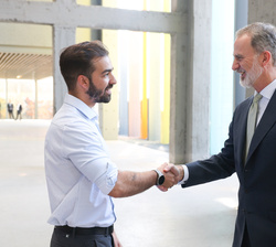 Su Majestad el Rey recibe el saludo del fundador y consejero delegado de “Ayúdame 3D” y premio FPdGi Social 2020, Guillermo Martínez