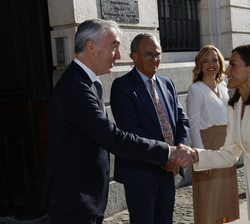 Su Majestad la Reina es recibida por el presidente del Grupo SM, José Manuel Cidad