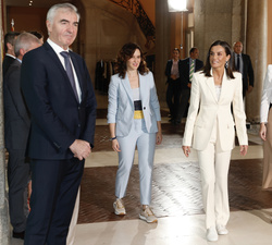 Su Majestad la Reina acompañada por la presidenta de la Comunidad de Madrid, Isabel Díaz Ayuso y la ministra de Educación, Formación Profesional y Dep