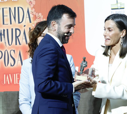 Su Majestad la Reina entrega el Premio "Gran Angular" a David Lozano, por el libro titulado “Intruso”