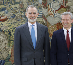 Su Majestad el Rey junto al presidente de la Xunta de Galicia, Alfonso Rueda Valenzuela