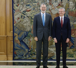 Su Majestad el Rey junto al presidente de la Xunta de Galicia, Alfonso Rueda Valenzuela
