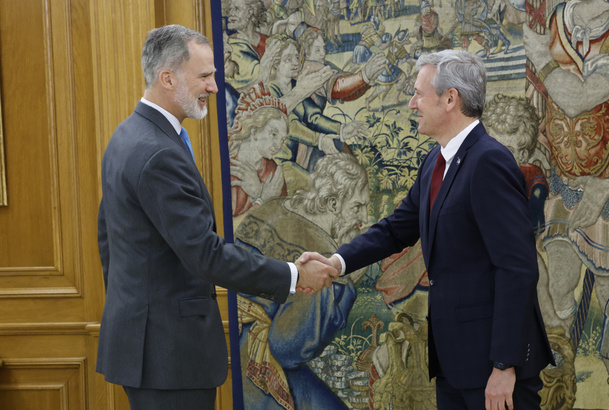 Su Majestad el Rey recibe el saludo del presidente de la Xunta de Galicia, Alfonso Rueda Valenzuela