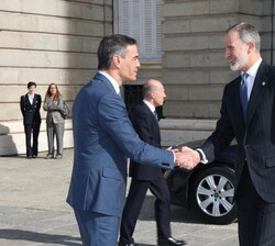 Su Majestad el Rey recibe el saludo del presidente del Gobierno, Pedro Sánchez 