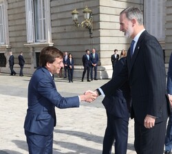 Su Majestad el Rey recibe el saludo del alcalde de Madrid, José Luis Martínez-Almeida