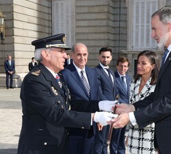 Su Majestad el Rey recibe el saludo del director adjunto operativo de la Policía, José Ángel González Jiménez