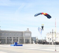 Su Majestad el Rey, acompañado de Su Majestad la Reina, presenciaron el descenso aéreo de un miembro del Grupo Especial de Operaciones que portaba la Bandera de la Policía Nacional