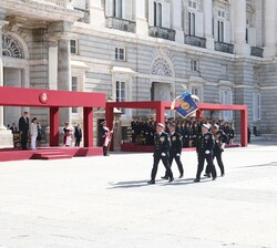 Desfile de una representación de vehículos policiales, uniformes históricos y un escuadrón de caballeria que puso fin a la ceremonia