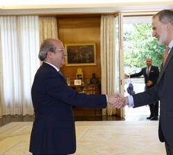 Su Majestad el Rey recibe el saludo del director general del Servicio Jurídico de la Comisión Europea, Daniel Calleja Crespo