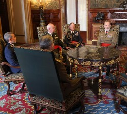 Su Majestad el Rey conversa con los Generales de División asistentes a la audiencia