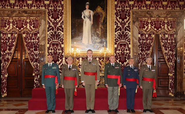 Su Majestad el Rey junto al grupo de Generales de División que asisten a la audiencia
