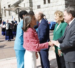 Su Majestad la Reina recibida por el alcalde de Oviedo, Alfredo Canteli