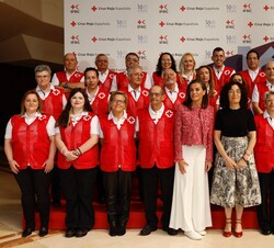 Su Majestad la Reina con voluntarios de la Cruz Roja Española