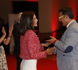 Su Majestad la Reina entrega la Medalla de Oro de la Cruz Roja Española a Juan Carrión, presidente de la Federación Española de Enfermedades Raras