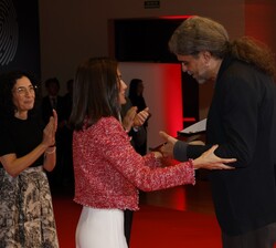 Su Majestad la Reina entrega la Medalla de Oro de la Cruz Roja Española a Fernando León de Aranoa, director de cine