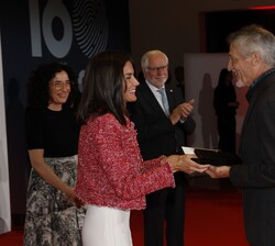 Su Majestad la Reina entrega la Medalla de Oro de la Cruz Roja Española a Fernando Valladares, Doctor en Biología, investigador del Consejo Siperiro d