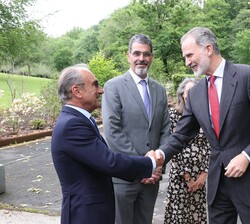 Su Majestad el Rey recibe el saludo del presidente de la Fundación Eduardo Chillida Pilar Belzunce, Luis Chillida