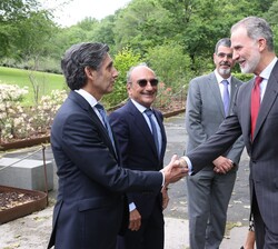 Su Majestad el Rey recibe el saludo del presidente de Telefónica, José María Álvarez-Pallete, en presencia del alcalde de Donostia-San Sebastián, Enek