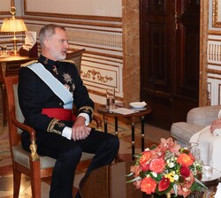 Su Majestad el Rey conversa con la embajadora del Reino de Arabia Saudí, S. A. la Princesa Haifa Bint Abdulaziz Al Mogrin