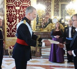 Su Majestad el Rey recibe en el Palacio Real de Madrid las Cartas Credenciales del embajador de la República Argentina, Sr. Roberto Sebastián Bosch Es