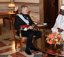 Su Majestad el Rey conversa con el embajador de la República de Guinea, Sr. Framoï Mara