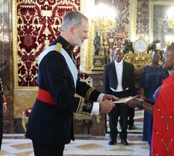 Su Majestad el Rey recibe en el Palacio Real de Madrid las Cartas Credenciales de la embajadora de la República de Kenia, Sra. Nairimas Sharon Ole Sei