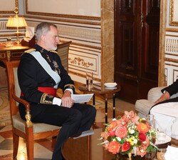 Su Majestad el Rey conversa con el embajador de la República Islámica de Pakistán, Sr. Zahoor Ahmed
