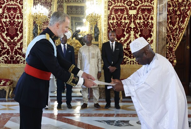 Su Majestad el Rey recibe en el Palacio Real de Madrid las Cartas Credenciales del embajador de la República de Guinea, Sr. Framoï Mara