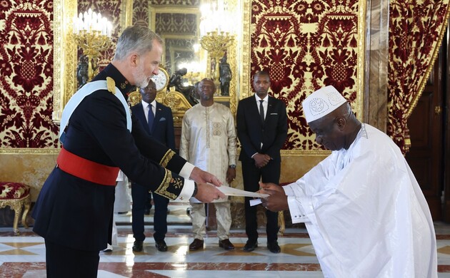 Su Majestad el Rey recibe en el Palacio Real de Madrid las Cartas Credenciales del embajador de la República de Guinea, Sr. Framoï Mara