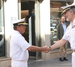 Su Majestad el Rey fue recibido por el almirante Jefe de la Flota, Eugenio Díaz del Río Jáudenes