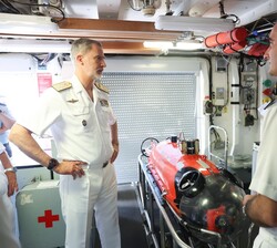 Su Majestad el Rey en el cazaminas ”Duero” recibe explicaciones sobre el vehículo submarino no tripulado “SPARUS”
