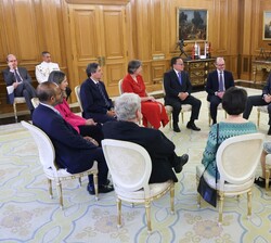 El Rey durante su conversación con los comisarios participantes en la reunión anual de la Comisión Internacional contra la Pena de Muerte (ICDP)