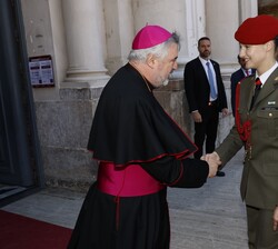 Doña Leonor recibe el saludo del arzobispo de Zaragoza, Carlos Escribano