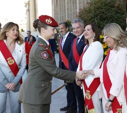 Doña Leonor recibe el saludo de los miembros de la Corporación Municipal del Ayuntamiento de Zaragoza