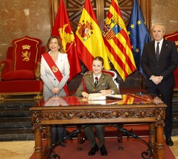 La Princesa de Asturias firma en el libro de honor