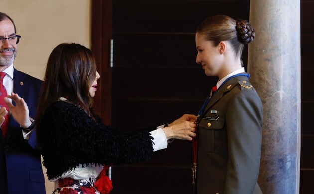 Su Alteza Real la Princesa de Asturias recibe la Medalla de las Cortes de Aragón de manos de su presidenta, Marta Fernández