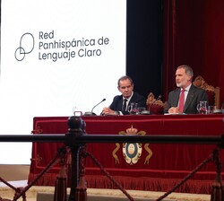 Don Felipe dirige unas palabras a los asistentes durante la presentación de la “Red Panhispánica de Lenguaje Claro”