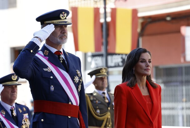 Don Felipe y Doña Letizia en el momento de la interpretación del Himno Nacional 