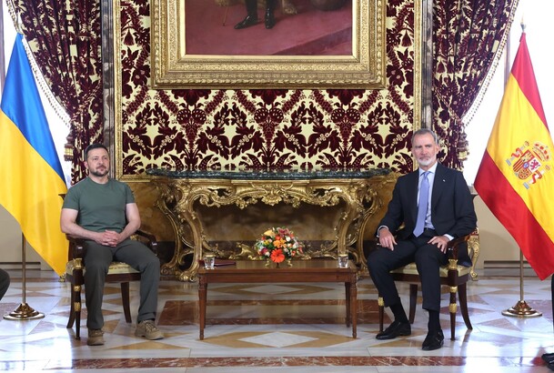 Su Majestad el Rey con el Presidente de Ucrania, Volodymyr Zelenskyy durante su encuentro 